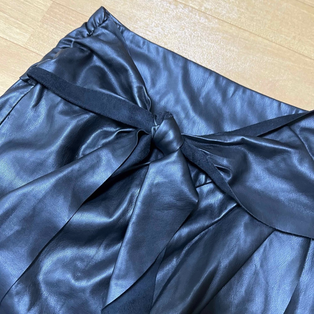 ZARA(ザラ)のZARA ザラ　カシュクールリボン膝丈スカート　フェイクレザー レディースのスカート(ひざ丈スカート)の商品写真