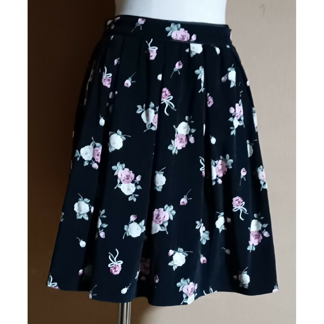 LODISPOTTO(ロディスポット)の黒プリントフレアースカート レディースのスカート(ひざ丈スカート)の商品写真