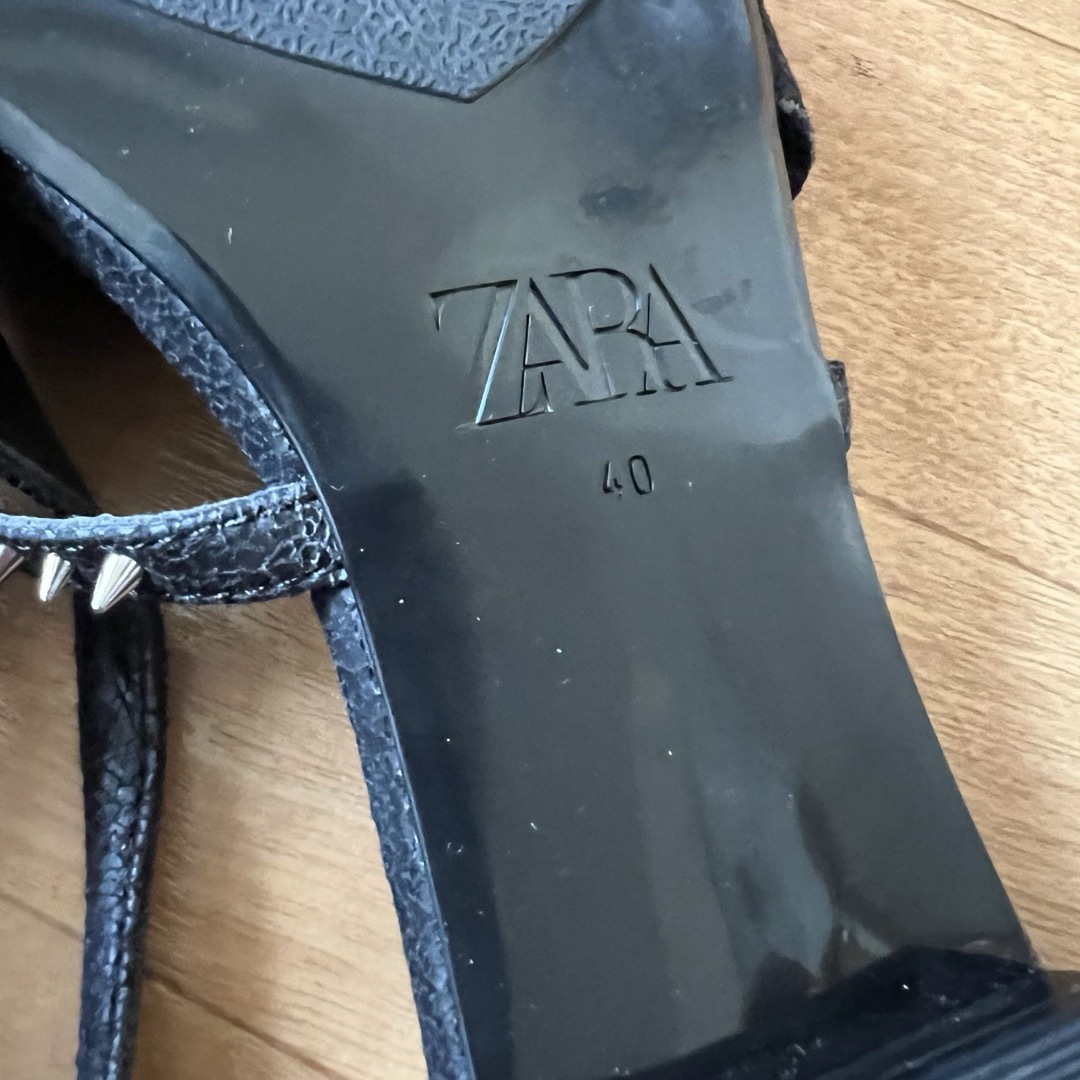 ZARA(ザラ)の最終　お値下げ不可　ZARA ザラ　スタッズフラットサンダル　40 レディースの靴/シューズ(サンダル)の商品写真