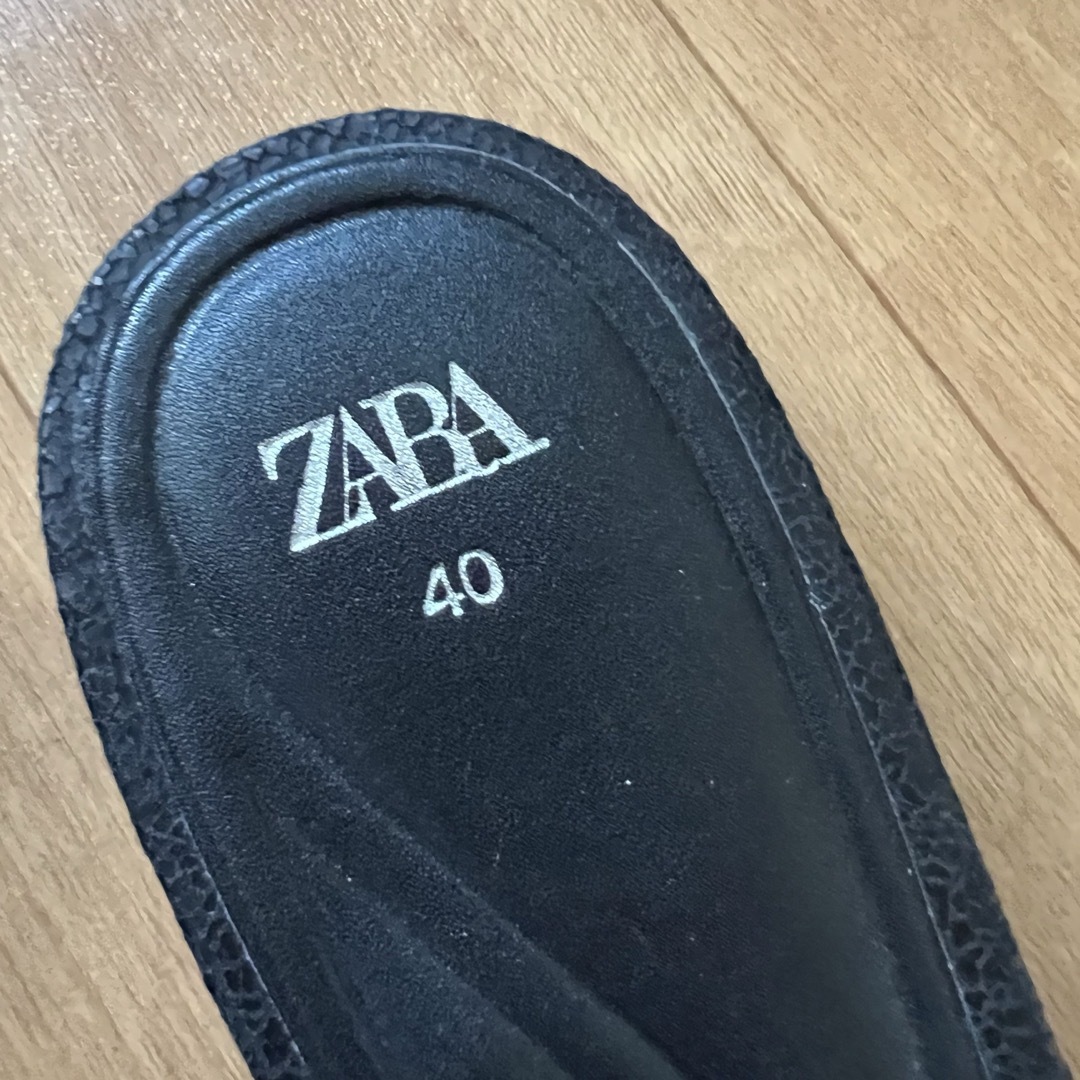 ZARA(ザラ)の最終　お値下げ不可　ZARA ザラ　スタッズフラットサンダル　40 レディースの靴/シューズ(サンダル)の商品写真