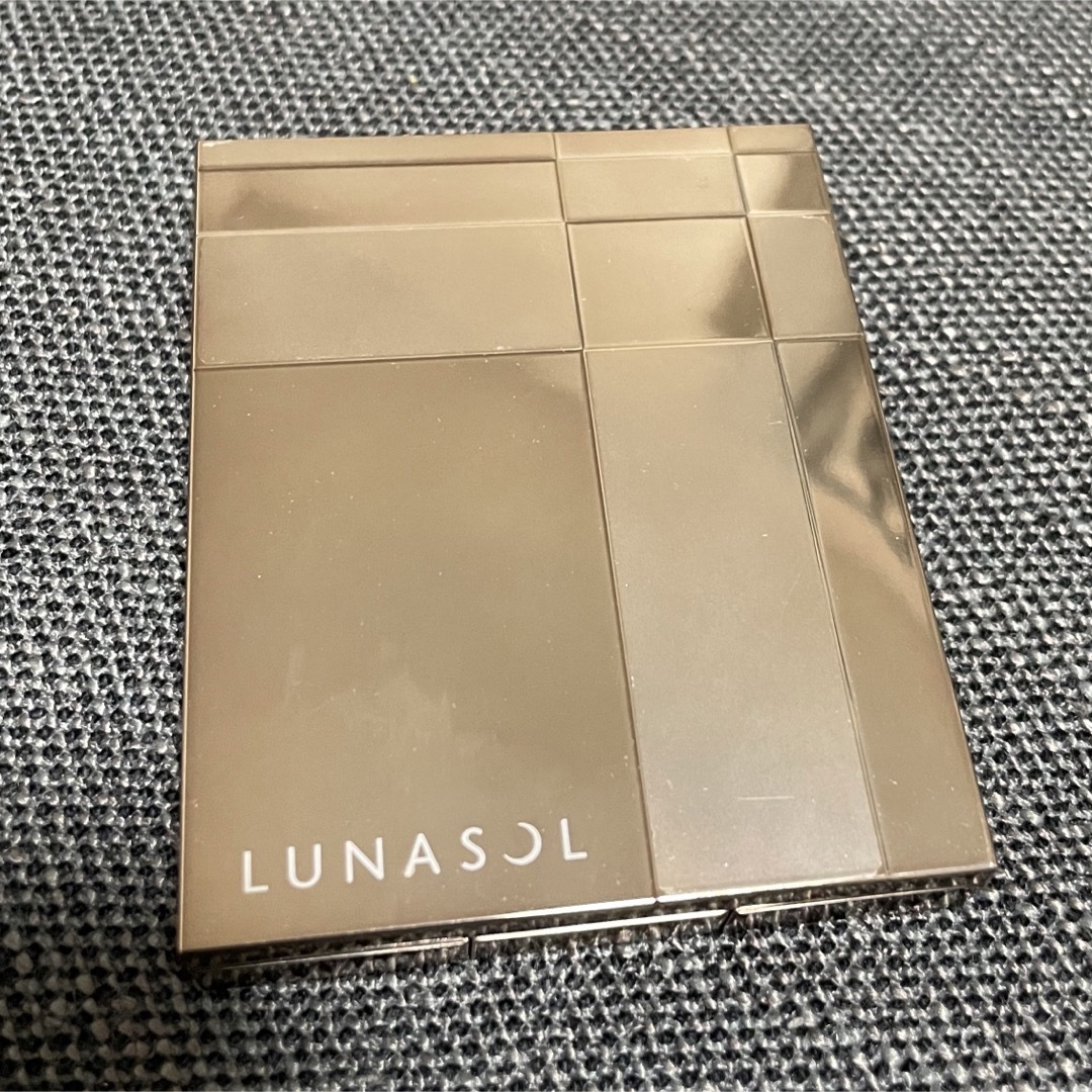 LUNASOL(ルナソル)のルナソル スキンモデリングアイズ01 Beige 中古 コスメ/美容のベースメイク/化粧品(アイシャドウ)の商品写真