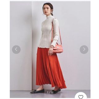 ユナイテッドアローズ(UNITED ARROWS)のユナイテッドアローズ　サテンプリーツスカート　オレンジ　Xmasシーズンにも☆(ロングスカート)