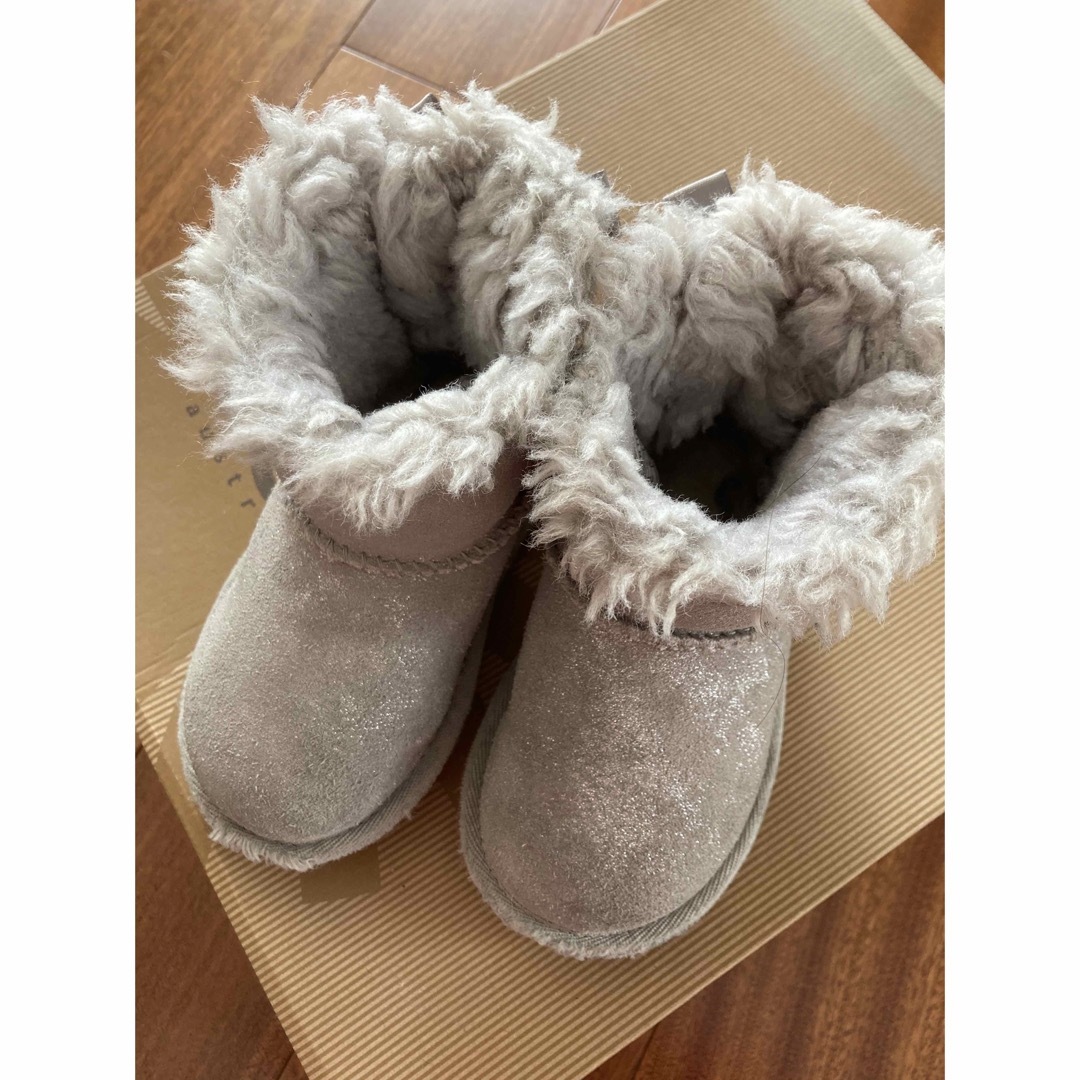 UGG(アグ)のUGG キッズ ミニベイリーボウ 13.5cm キッズ/ベビー/マタニティのベビー靴/シューズ(~14cm)(ブーツ)の商品写真