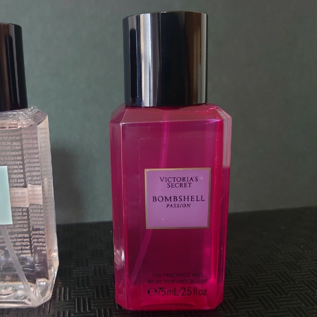 Victoria's Secret(ヴィクトリアズシークレット)のVictoria's Secret Bombshellミニパフェーム75ml. コスメ/美容の香水(香水(女性用))の商品写真