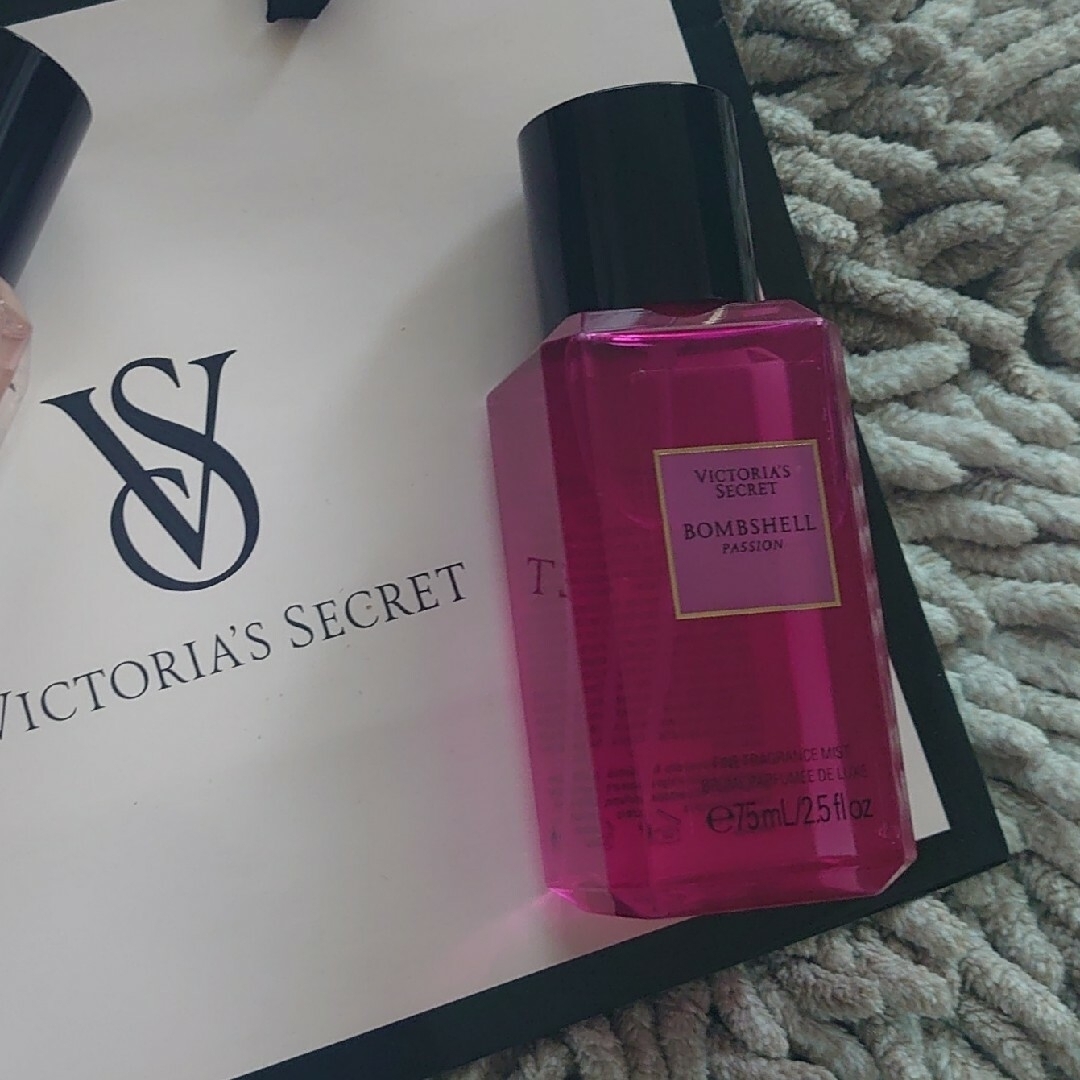 Victoria's Secret(ヴィクトリアズシークレット)のVictoria's Secret Bombshellミニパフェーム75ml. コスメ/美容の香水(香水(女性用))の商品写真