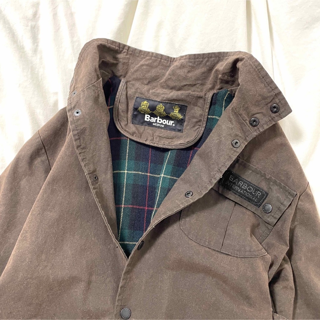 Barbour(バーブァー)の【Barbour】ウエストベルト付き オイルジャケット 古着 ブラウン M相当 メンズのジャケット/アウター(ブルゾン)の商品写真