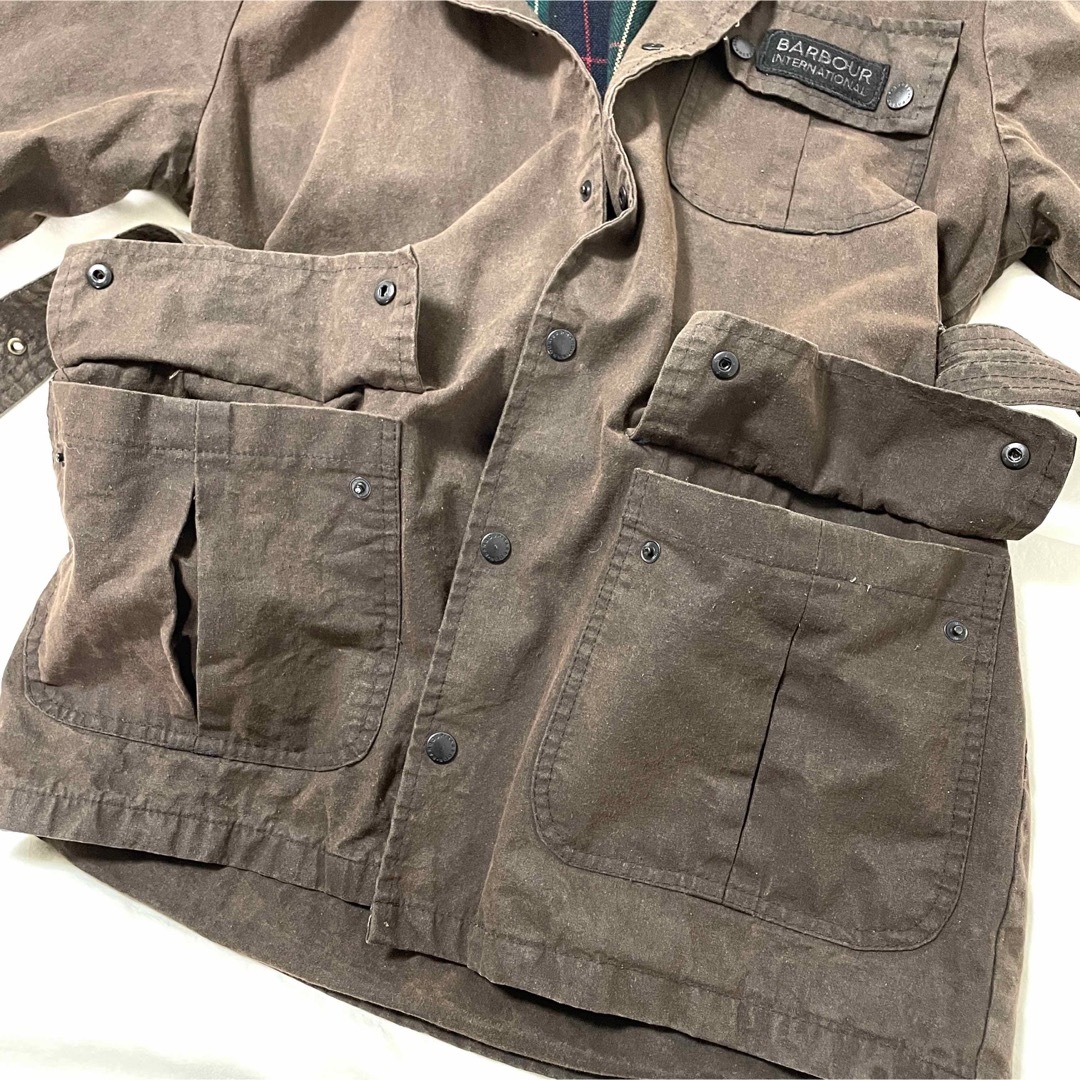 Barbour(バーブァー)の【Barbour】ウエストベルト付き オイルジャケット 古着 ブラウン M相当 メンズのジャケット/アウター(ブルゾン)の商品写真