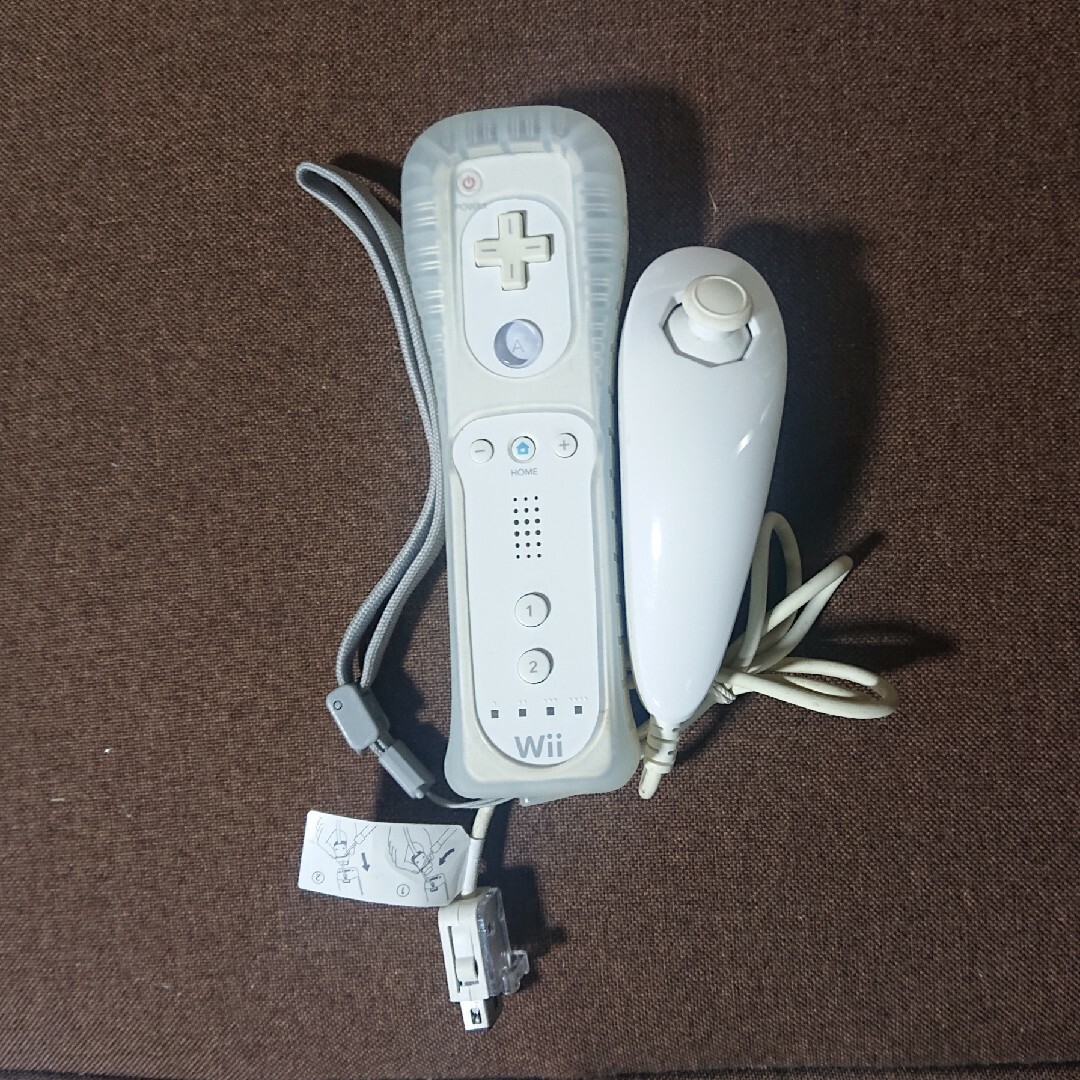 Wii(ウィー)のWii リモコン ヌンチャクセット白 ホワイト シリコンカバー付  任天堂純正品 エンタメ/ホビーのゲームソフト/ゲーム機本体(家庭用ゲーム機本体)の商品写真