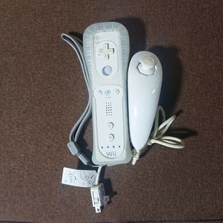 ウィー(Wii)のWii リモコン ヌンチャクセット白 ホワイト シリコンカバー付  任天堂純正品(家庭用ゲーム機本体)