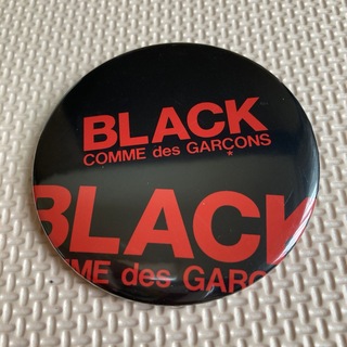 ブラックコムデギャルソン(BLACK COMME des GARCONS)の 赤 大判 缶バッジ ブラックコムデギャルソン(その他)