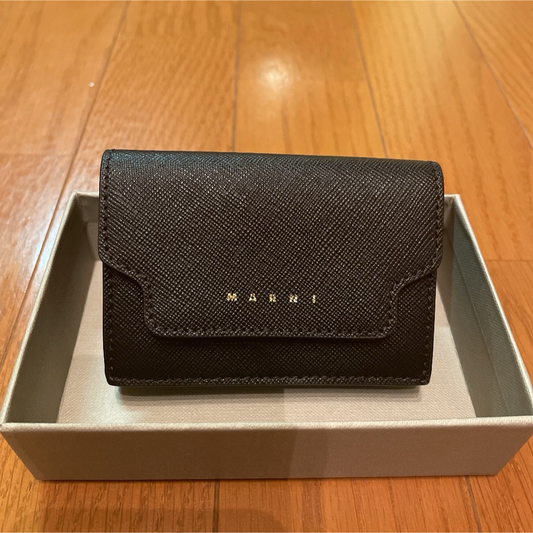 年末のプロモーション マルニ ブラック　新品 サフィアーノレザー ミニ財布 三つ折り 財布 MARNI 財布