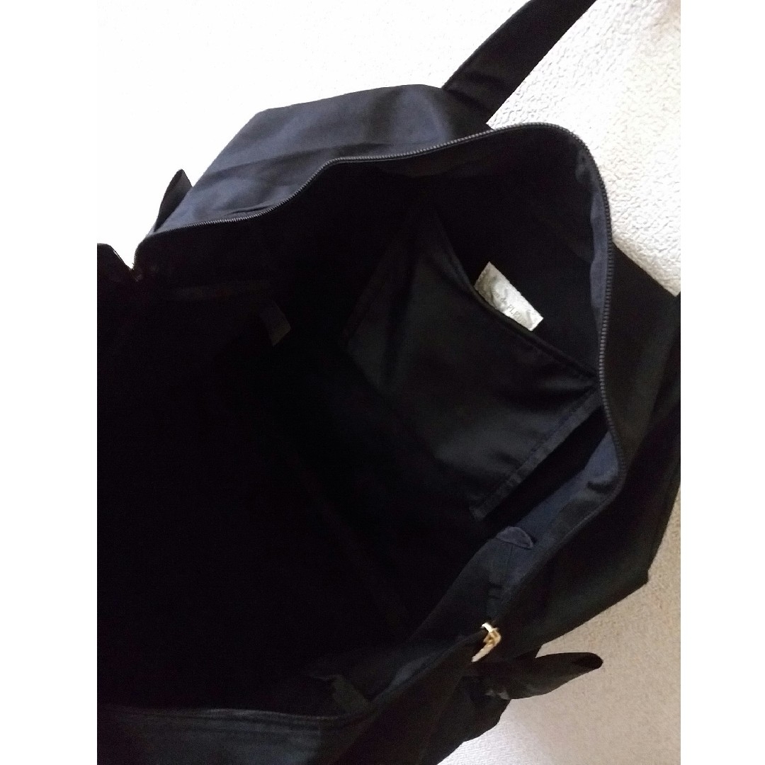Maison de FLEUR(メゾンドフルール)の【新品】メゾンドフルール コンパクトキャリーバッグ ボストンバッグ ブラック 黒 レディースのバッグ(ボストンバッグ)の商品写真