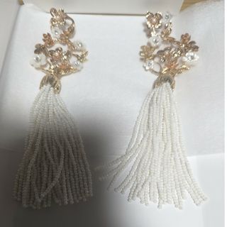 STELLA BRIDAL スワロフスキー&シェルフラワーのアンティーク風ピアス(ピアス)