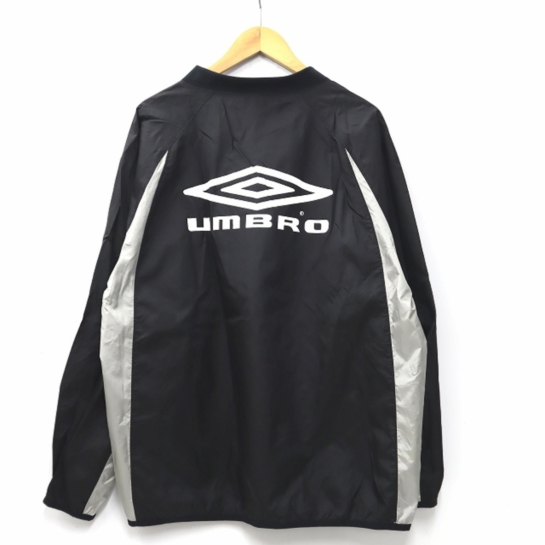 UMBRO(アンブロ)のアンブロ UMBRO プリントロゴ プルオーバー ジャケット L ブラック メンズのジャケット/アウター(ブルゾン)の商品写真