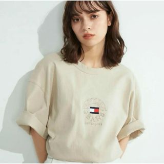 トミージーンズ(TOMMY JEANS)のTOMMY JEANS Tシャツ ベージュ タグ付き(Tシャツ(半袖/袖なし))