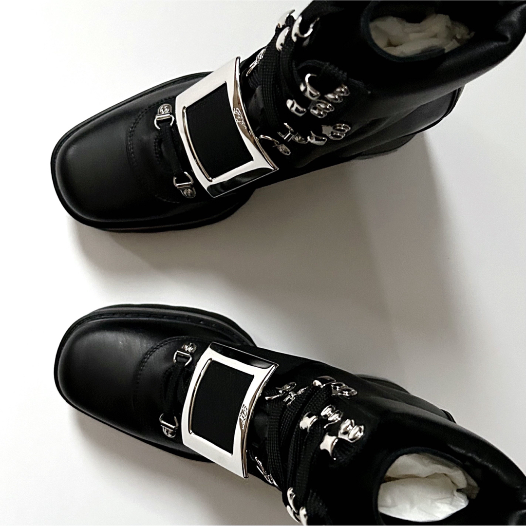 ROGER VIVIER(ロジェヴィヴィエ)の新品/38.5 ロジェ ヴィヴィエ コンバットブーツ ブラック ブーツ 黒 レディースの靴/シューズ(ブーツ)の商品写真
