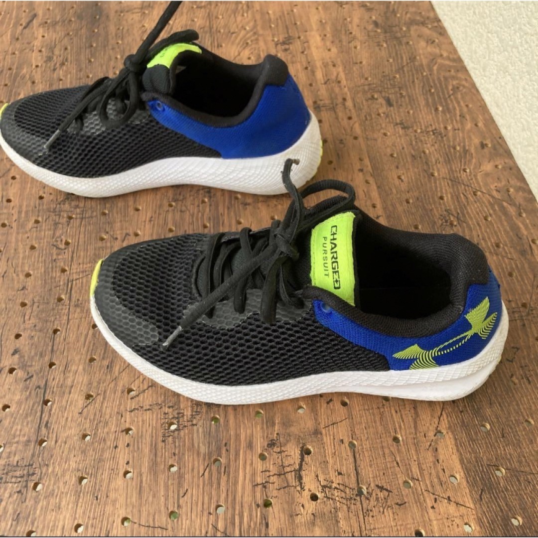 UNDER ARMOUR(アンダーアーマー)のアンダーアーマー キッズスニーカー スポーツ靴 23cm キッズ/ベビー/マタニティのキッズ靴/シューズ(15cm~)(スニーカー)の商品写真