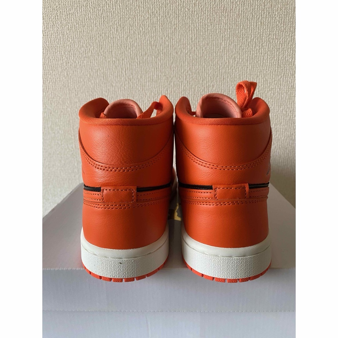 Jordan Brand（NIKE）(ジョーダン)のナイキ ウィメンズ エアジョーダン1 ミッド オレンジ/ブラック 新品　25cm レディースの靴/シューズ(スニーカー)の商品写真
