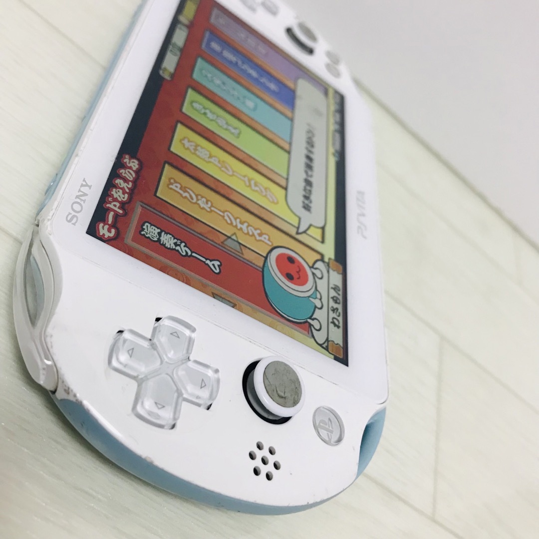 PlayStation Vita(プレイステーションヴィータ)のSONY PS Vita  本体 ライトブルーホワイト PCH-2000 エンタメ/ホビーのゲームソフト/ゲーム機本体(携帯用ゲーム機本体)の商品写真