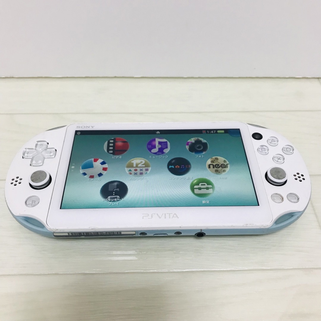 PlayStation Vita(プレイステーションヴィータ)のSONY PS Vita  本体 ライトブルーホワイト PCH-2000 エンタメ/ホビーのゲームソフト/ゲーム機本体(携帯用ゲーム機本体)の商品写真