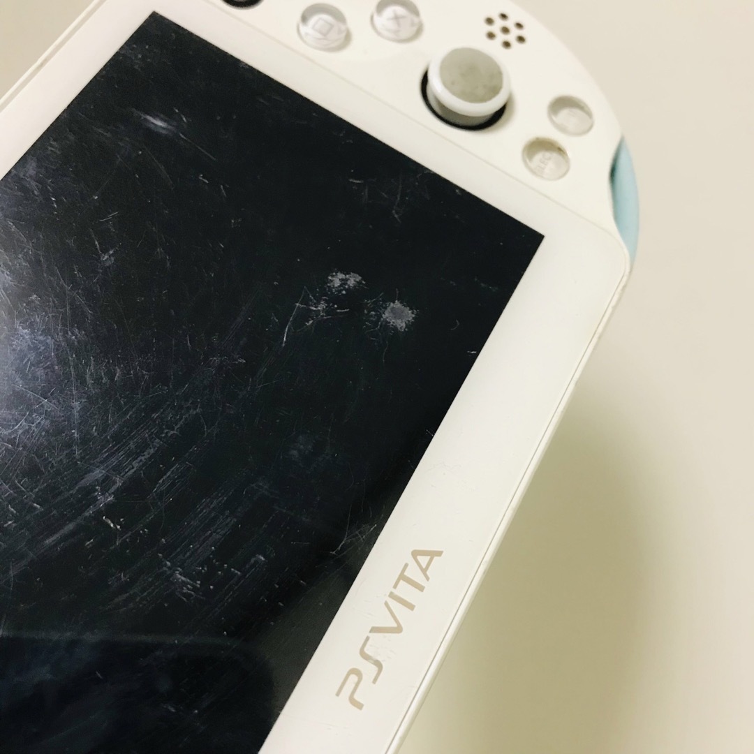 PlayStation Vita(プレイステーションヴィータ)のSONY PS Vita  本体 ライトブルーホワイト PCH-2000 エンタメ/ホビーのゲームソフト/ゲーム機本体(携帯用ゲーム機本体)の商品写真