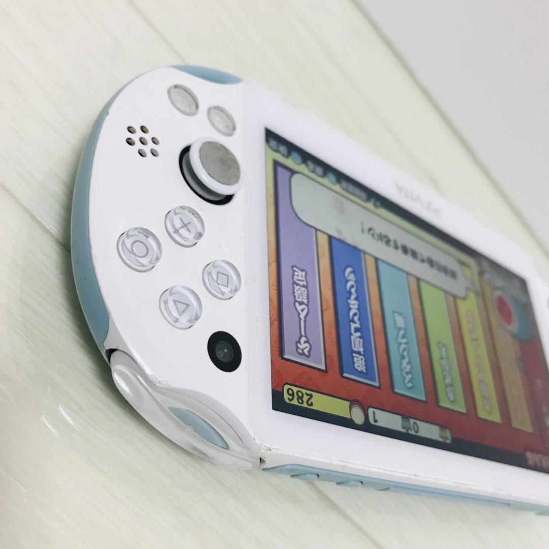 PlayStation Vita(プレイステーションヴィータ)のSONY PS Vita  本体 ライトブルーホワイト PCH-2000 エンタメ/ホビーのゲームソフト/ゲーム機本体(携帯用ゲーム機本体)の商品写真