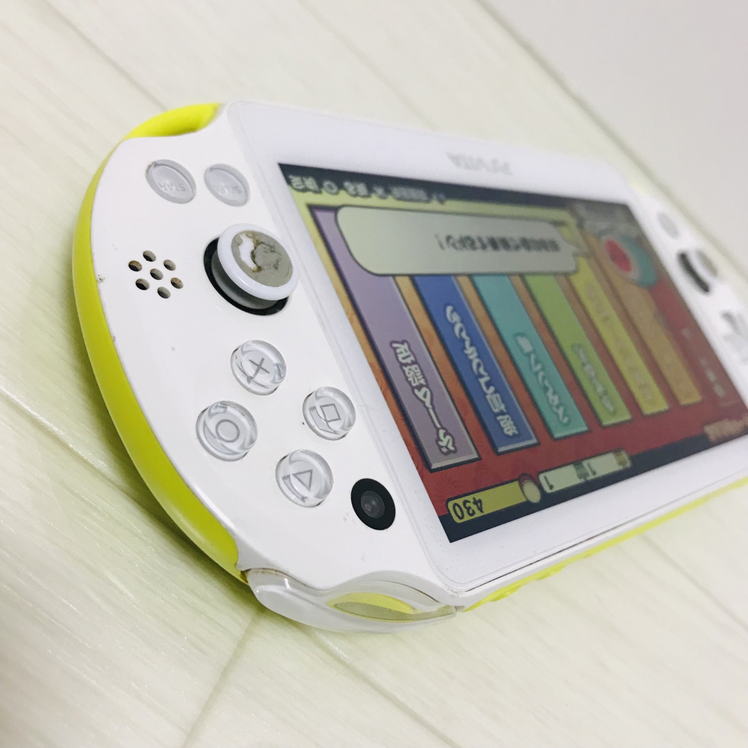 PlayStation Vita(プレイステーションヴィータ)のSONY PS Vita  本体 ライムグリーン PCH-2000  エンタメ/ホビーのゲームソフト/ゲーム機本体(携帯用ゲーム機本体)の商品写真