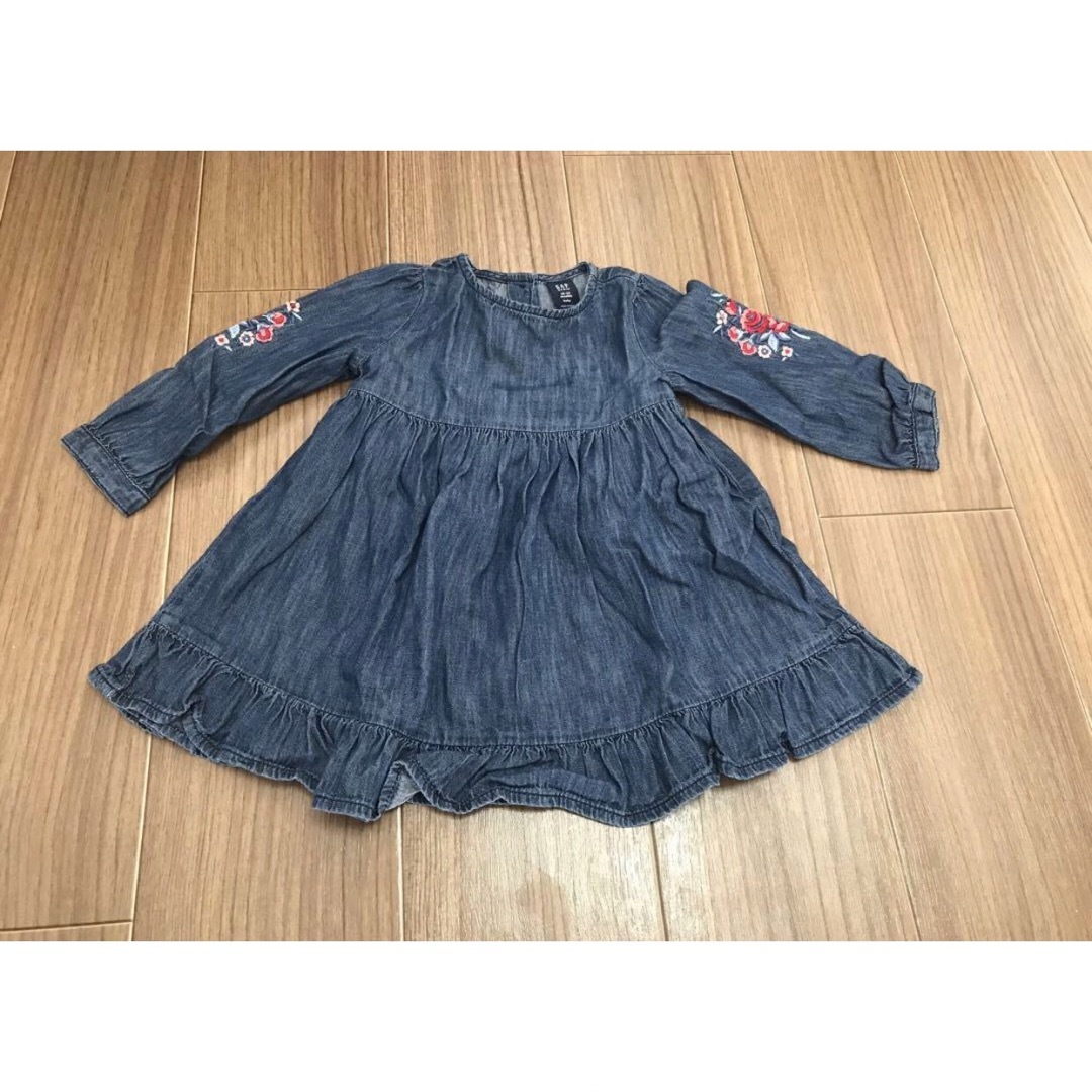 GAP(ギャップ)のGap  ワンピース　まとめ売り　デニム×花柄　ブルー　18-24m キッズ/ベビー/マタニティのキッズ服女の子用(90cm~)(ワンピース)の商品写真