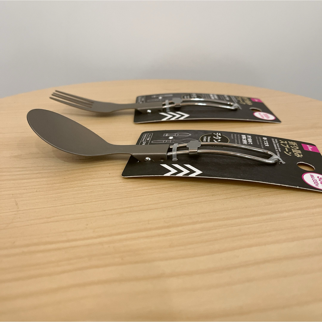 DAISO(ダイソー)のダイソー　チタン製　折り畳みフォーク&折り畳みスプーン　キャンプギア　 スポーツ/アウトドアのアウトドア(食器)の商品写真