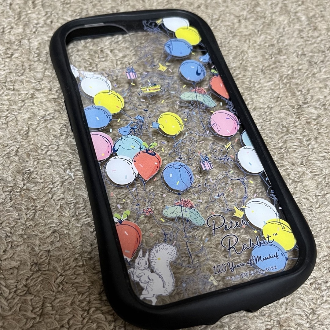 PETER RABBIT（TM）(ピーターラビット)のグルマンディーズ ピーターラビット iPhone13 ケース スマホ/家電/カメラのスマホアクセサリー(モバイルケース/カバー)の商品写真