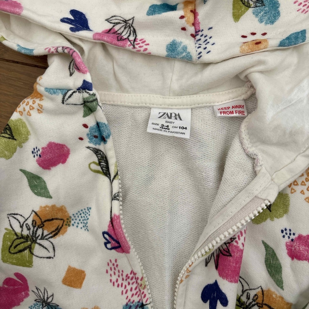 ZARA KIDS(ザラキッズ)のZARAのパーカー104 キッズ/ベビー/マタニティのキッズ服女の子用(90cm~)(Tシャツ/カットソー)の商品写真