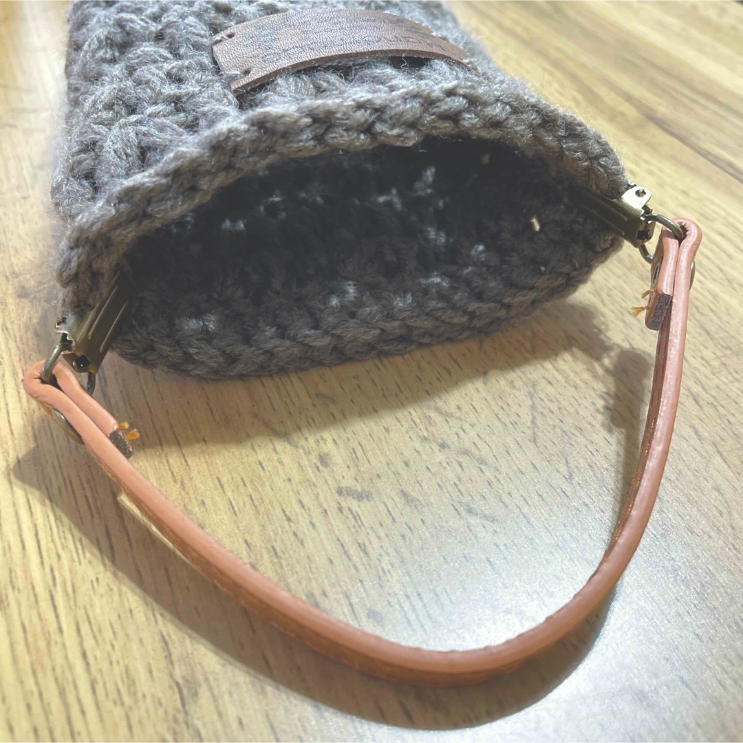 手編み　スマホポーチ　ブラウン ハンドメイドのファッション小物(ポーチ)の商品写真