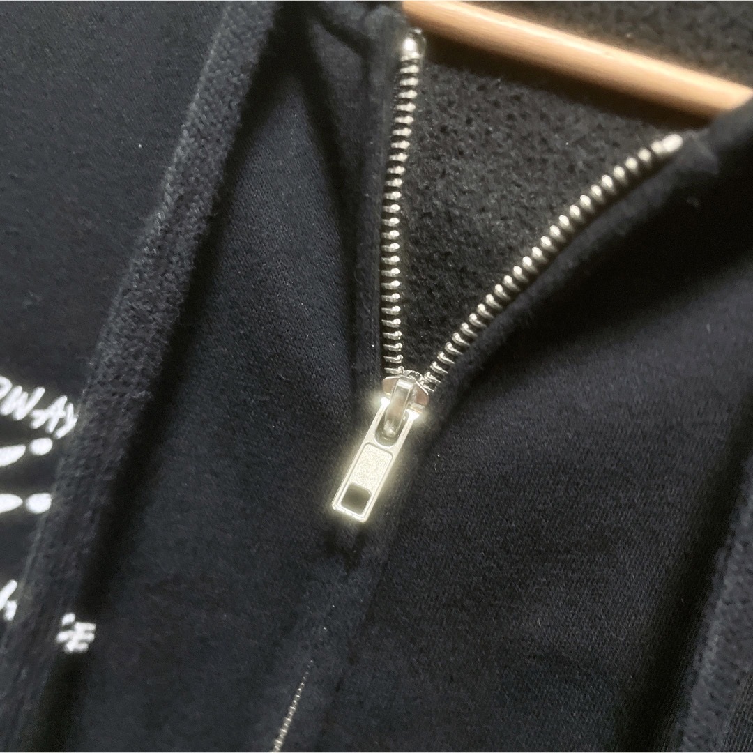 INDEPENDENT(インディペンデント)のジップアップパーカー　裏起毛　ブラック　ロゴ　USA古着　INDEPENDENT メンズのトップス(パーカー)の商品写真