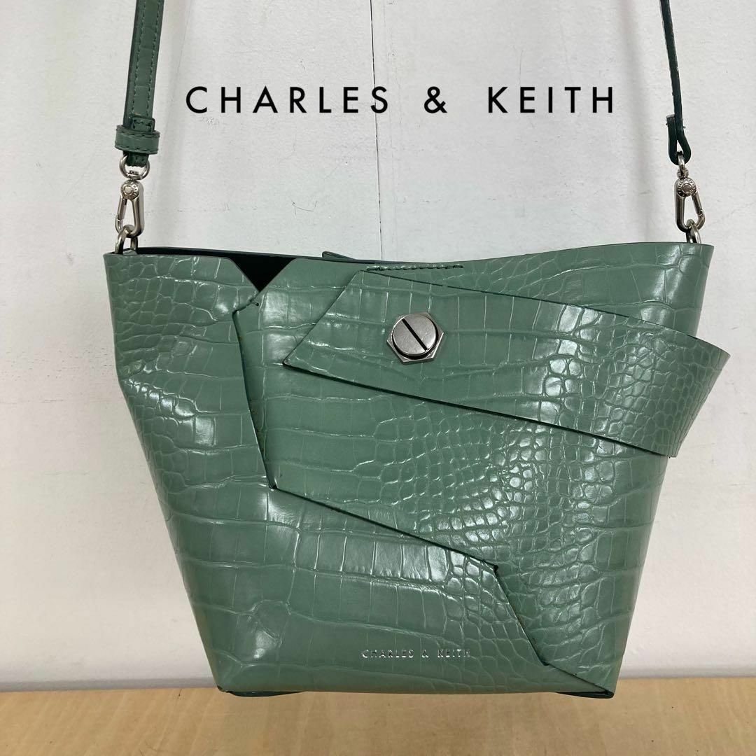 Charles and Keith(チャールズアンドキース)のCHARLES&KEITH クロックエフェクトリスレットハンドル バケツバッグ レディースのバッグ(ショルダーバッグ)の商品写真