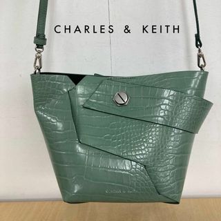 チャールズアンドキース(Charles and Keith)のCHARLES&KEITH クロックエフェクトリスレットハンドル バケツバッグ(ショルダーバッグ)