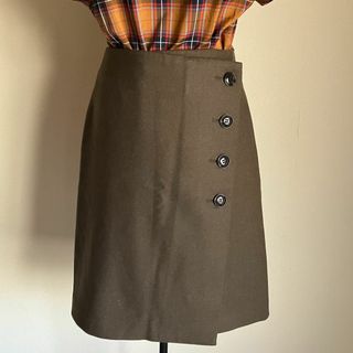 スピックアンドスパン(Spick & Span)の【スピック&スパン】ウール混 ひざ丈 ラップスカート カーキ色 通勤服/OL服(ひざ丈スカート)