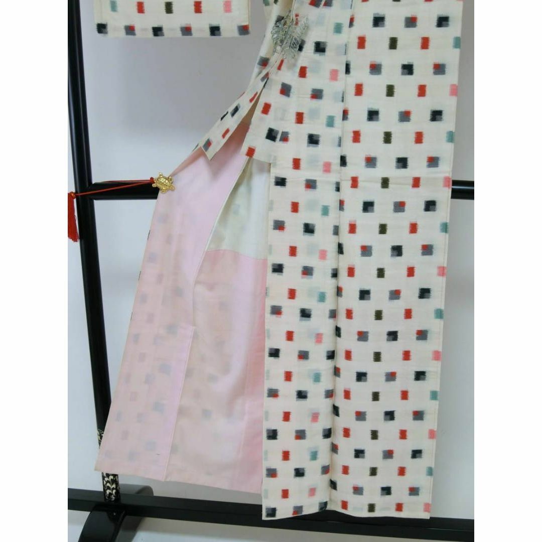 Ｂアンティークお仕立て上がり正絹銘仙着物　薄ピンク地に四角模様 レディースの水着/浴衣(着物)の商品写真