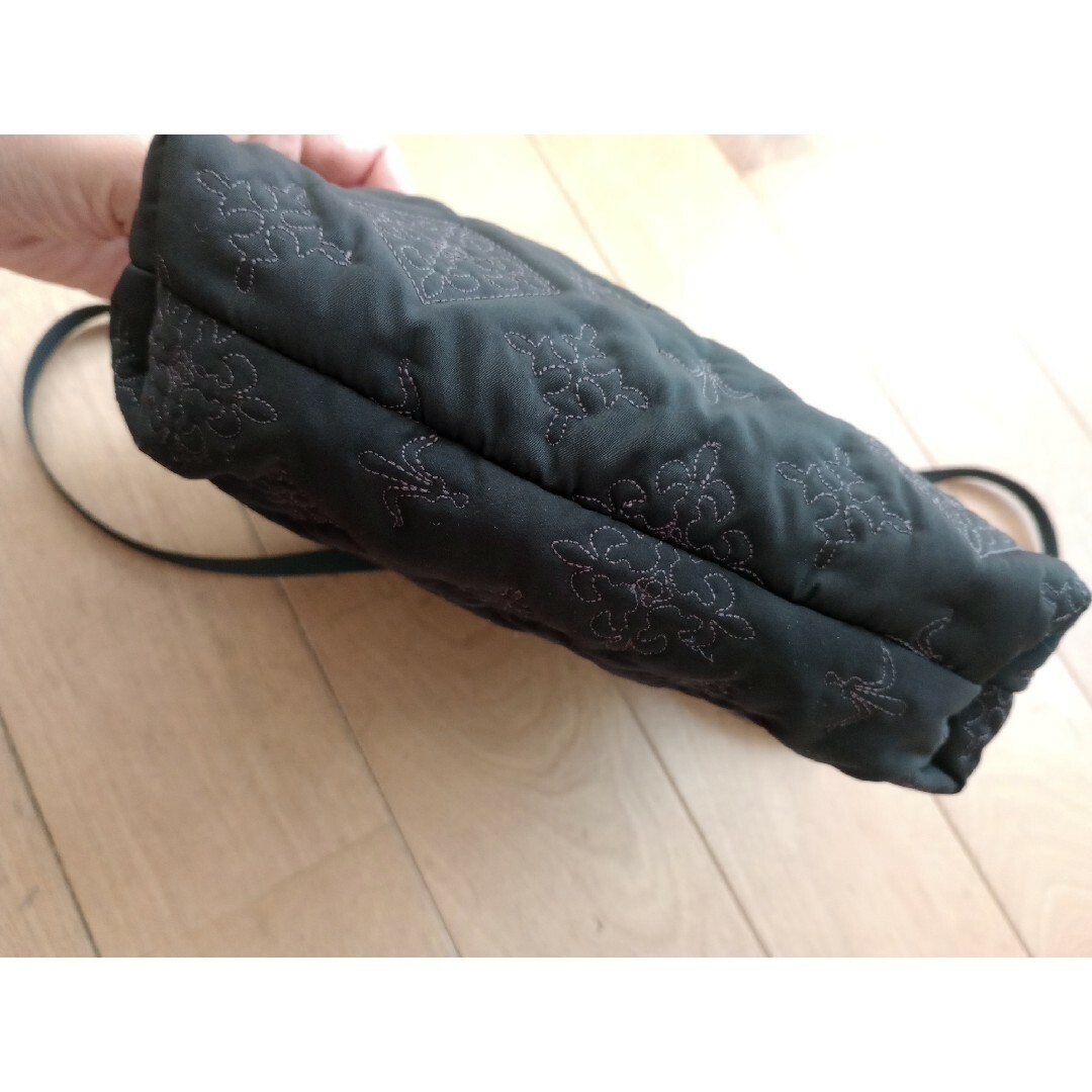 Russet(ラシット)のラシット モノグラム刺繍キルティングポシェット ミニショルダー サコッシュ レディースのバッグ(ショルダーバッグ)の商品写真
