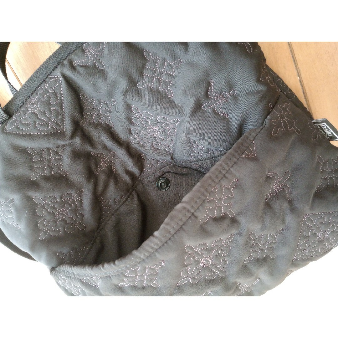 Russet(ラシット)のラシット モノグラム刺繍キルティングポシェット ミニショルダー サコッシュ レディースのバッグ(ショルダーバッグ)の商品写真