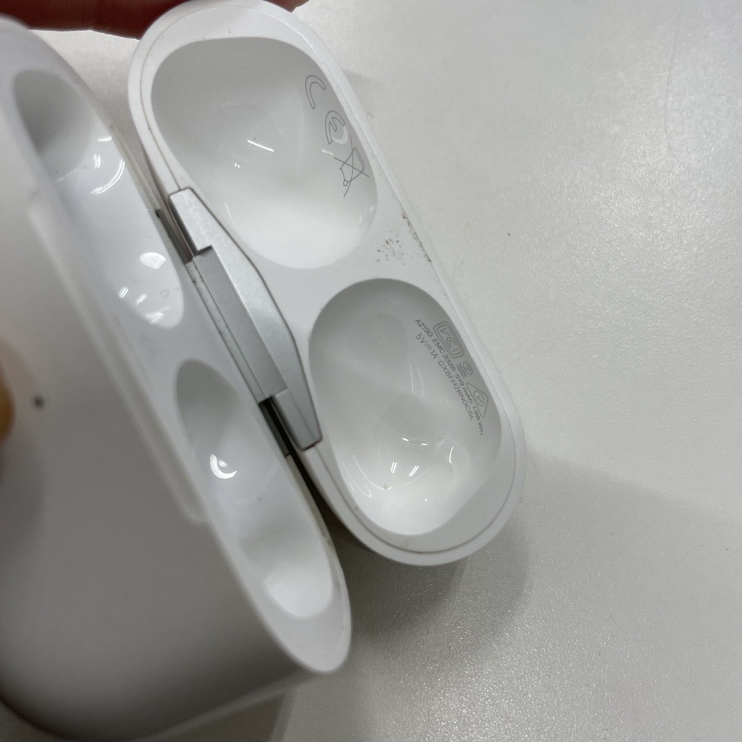 Apple(アップル)のAirPods Pro 第1世代　充電ケースのみ スマホ/家電/カメラのオーディオ機器(ヘッドフォン/イヤフォン)の商品写真