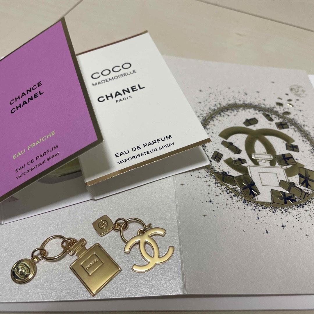 CHANEL(シャネル)の限定シャネルチャームと香水サンプルとカード レディースのアクセサリー(チャーム)の商品写真