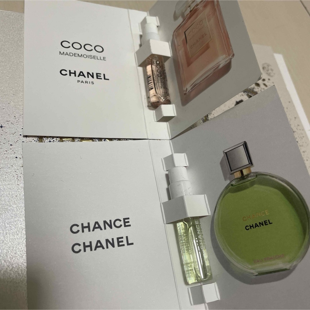 CHANEL(シャネル)の限定シャネルチャームと香水サンプルとカード レディースのアクセサリー(チャーム)の商品写真