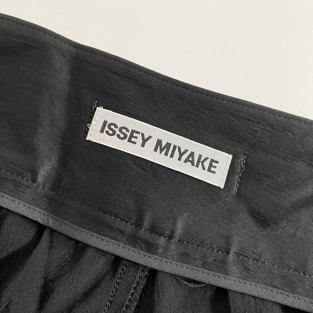 ISSEY MIYAKE(イッセイミヤケ)の8k29 ISSEY MIYAKE イッセイミヤケ シャーリングサテンパンツ 1 ブラック ボトムス 日本製 ハーフパンツ レディースのパンツ(その他)の商品写真