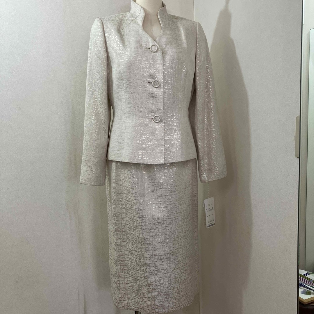 LAPINE(ラピーヌ)のスーツ　アイボリーラメ レディースのフォーマル/ドレス(スーツ)の商品写真