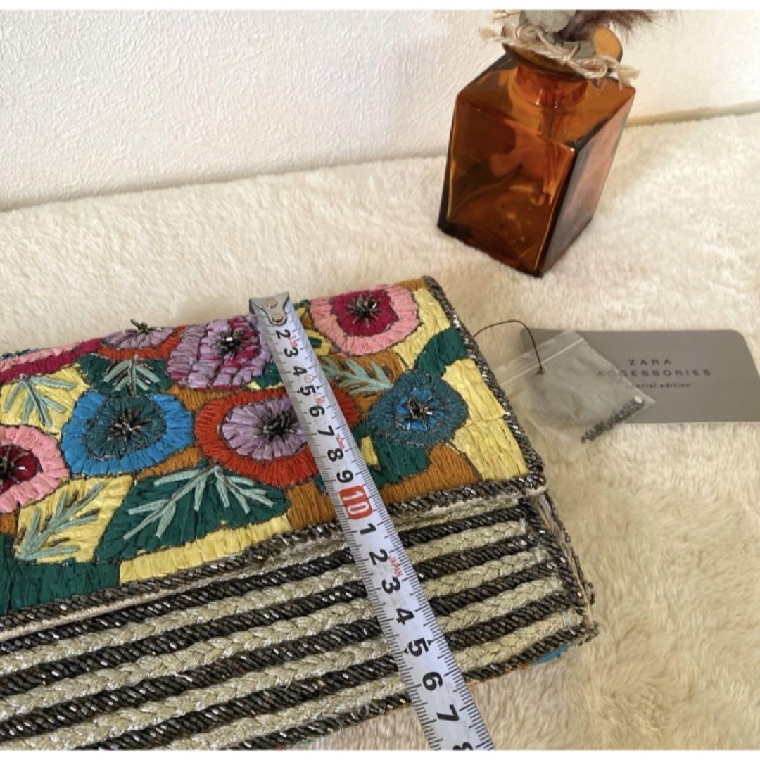ZARA(ザラ)のZARA 花柄刺繍　ボーダー　ビーズ　クラッチバッグ　 タグ付き新品未使用品 レディースのバッグ(クラッチバッグ)の商品写真