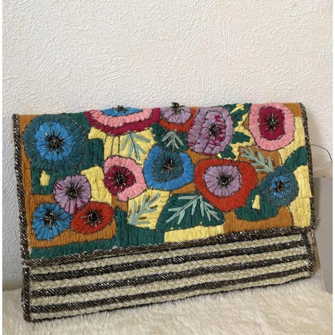 ZARA(ザラ)のZARA 花柄刺繍　ボーダー　ビーズ　クラッチバッグ　 タグ付き新品未使用品 レディースのバッグ(クラッチバッグ)の商品写真