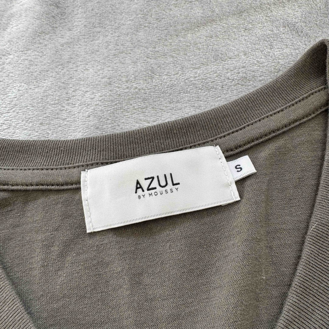 AZUL by moussy(アズールバイマウジー)のAZUL BY MOUSSY ロンT 長袖　Tシャツ　カーキ　vネック レディースのトップス(Tシャツ(長袖/七分))の商品写真