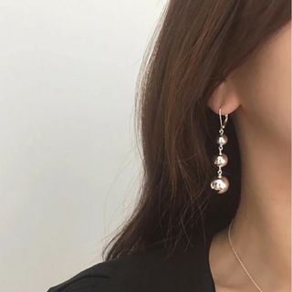 ミラオーウェン(Mila Owen)のNo. A20  シルバー 3連 ボールピアス ロングピアス 上品 シンプル(ピアス)