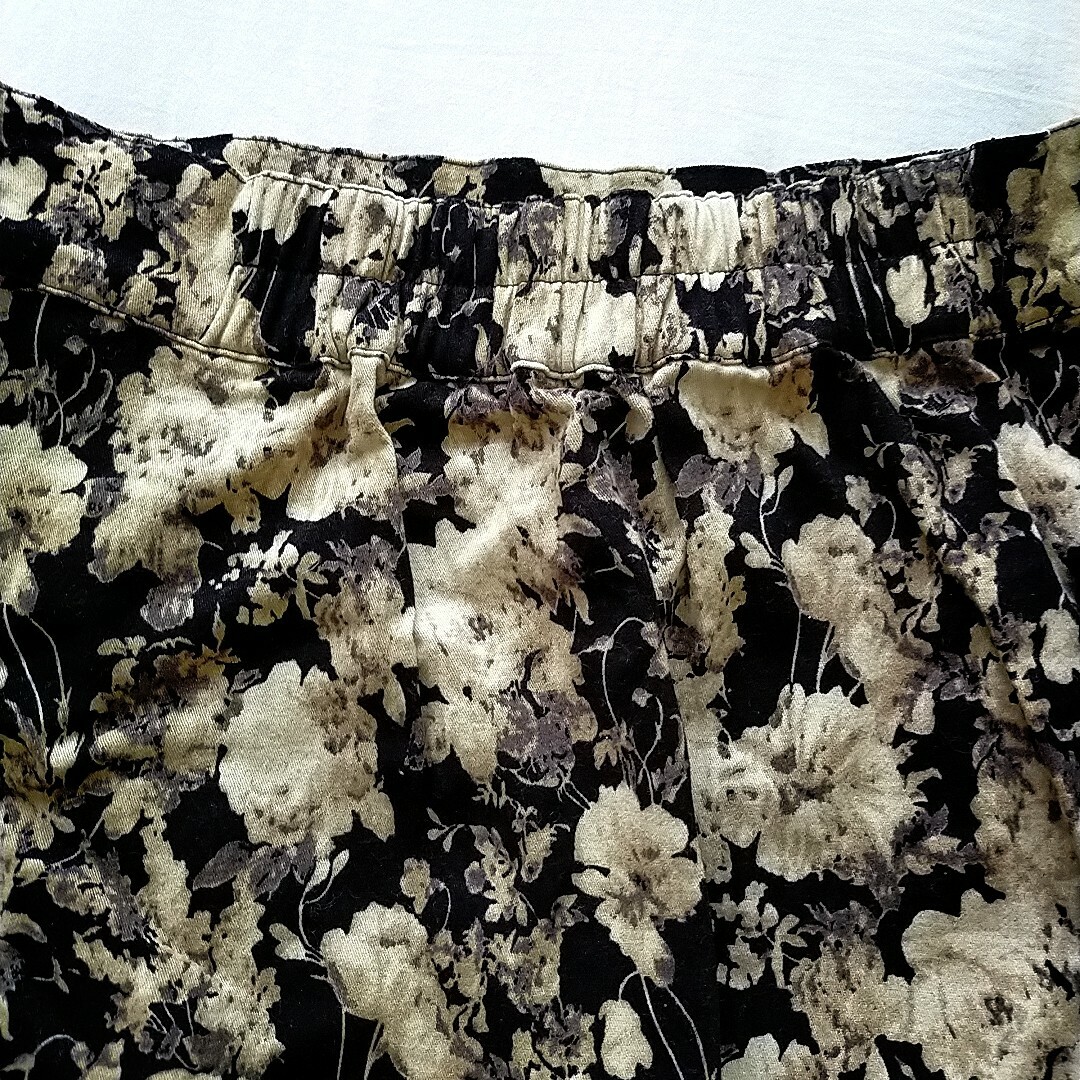 archives(アルシーヴ)の秋冬　ミドル丈花柄台形スカート　セピア　ウエストゴム　白黒 レディースのスカート(ひざ丈スカート)の商品写真