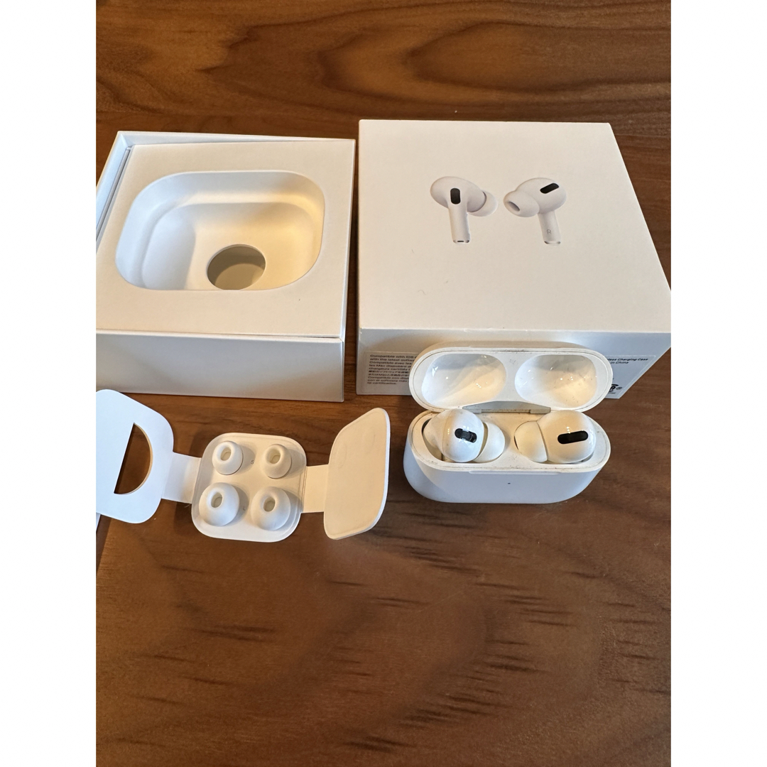 Apple(アップル)のairpods pro 第一世代 スマホ/家電/カメラのオーディオ機器(ヘッドフォン/イヤフォン)の商品写真